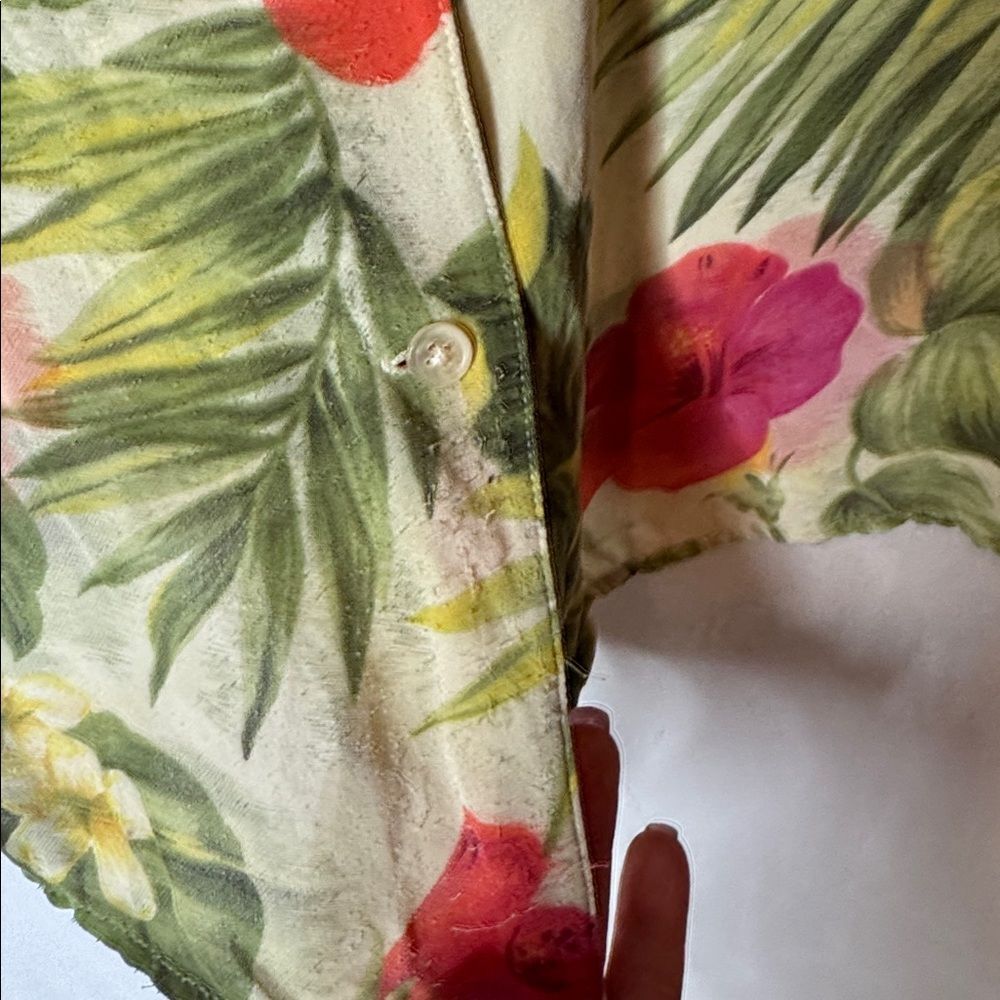 Ralph Lauren Y2K Vintage Floral Button-Down Shirt - Green, Red, Cream. Size MP. - Picture 7 of 7